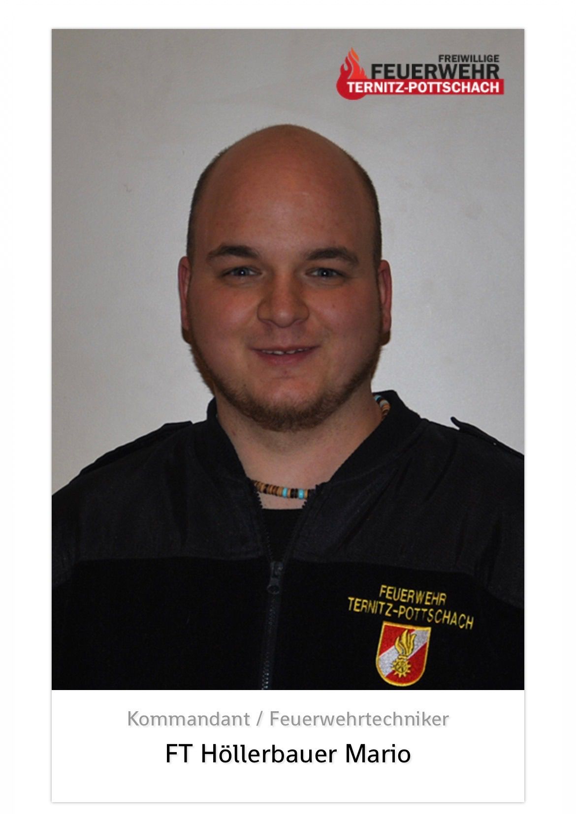 Ein Mann mit Bart und Schnurrbart, der eine schwarze Jacke mit den Worten 'Feuerwehr Ternitz-Pottschach' trägt. Er lächelt und schaut nach vorne.