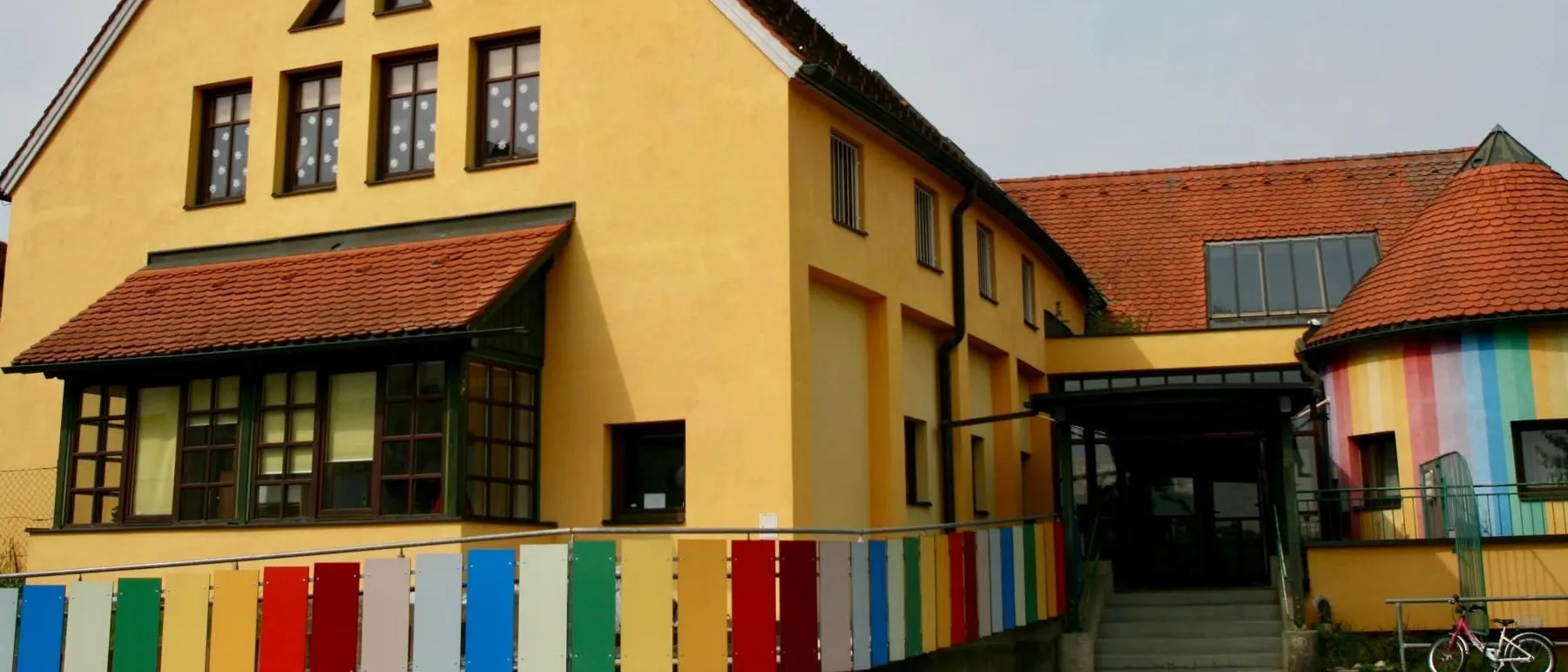Neighborhood, Shelter, House, Housing, Villa, Bicycle, Roof, City, Hotel, Monastery