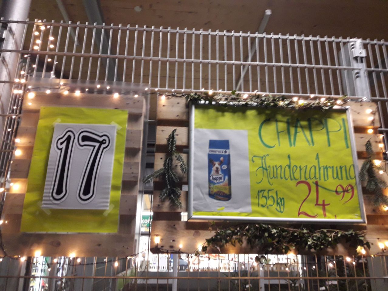 Bild enthält, Banner, Text, Advertisement, Architecture, Building, Shop