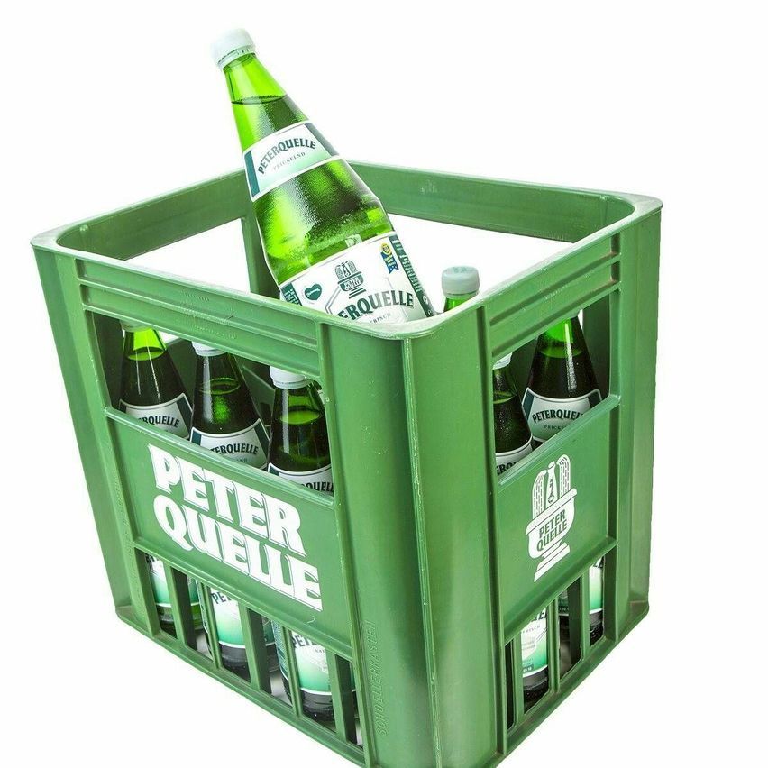 Ein grüner Kasten mit dem Wort Peter Quelle darauf, der mehrere grüne Flaschen Peter Quelle Wasser enthält.