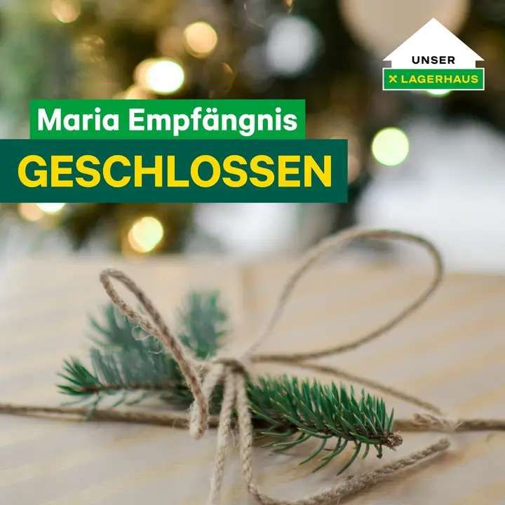 Ein Geschenk mit einem Weihnachtsbaumzweig, der mit einem Band gebunden ist, wird auf einer Holzoberfläche präsentiert. Der Hintergrund zeigt einen Weihnachtsbaum mit Lichtern. Der Text lautet 'Maria Empfangnis GESCHLOSSEN' und 'UNSER x LAGERHAUS'.