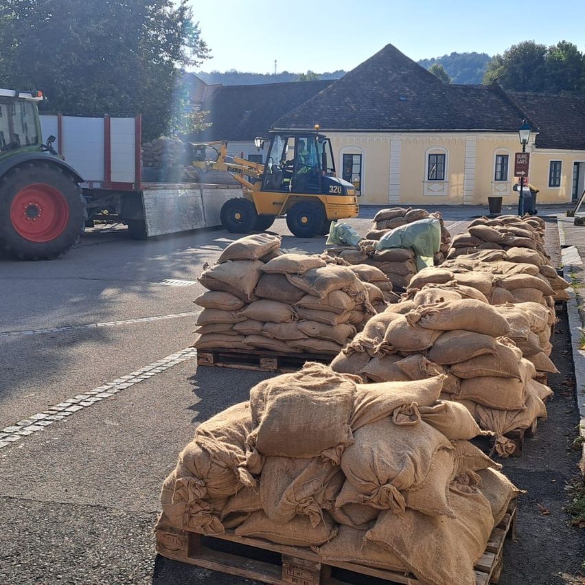 Bild enthält, Neighborhood, City, Road, Street, Shelter, Person, Walking, Glove, Pants, Man