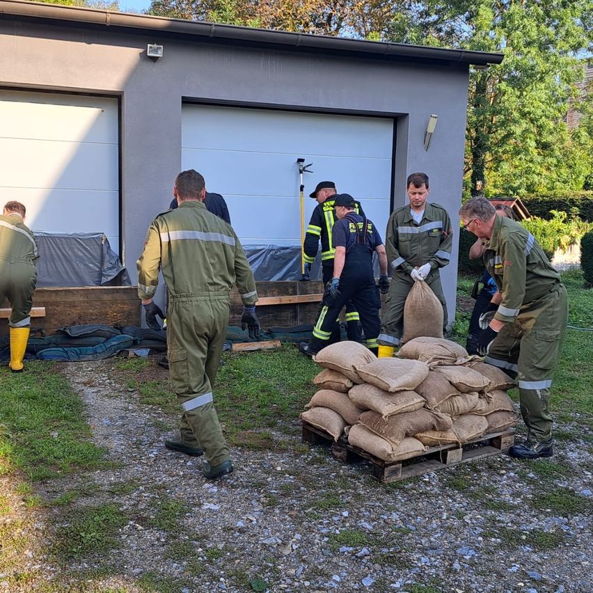 Bild enthält, Glove, Adult, Male, Man, Person, Shoe, Glasses, Handbag, Hat, Stretcher