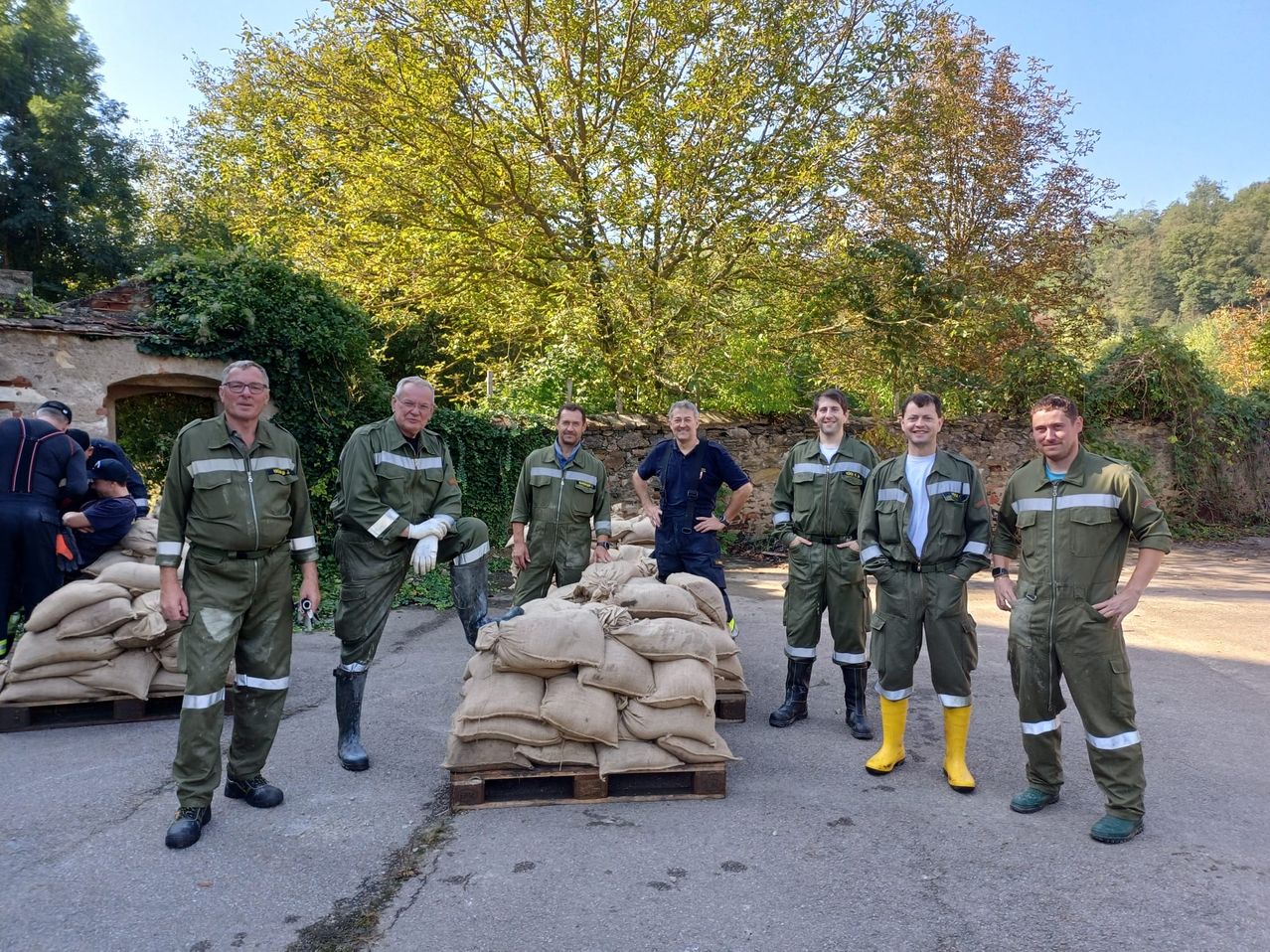 Bild enthält, People, Person, Adult, Male, Man, Pants, Vegetation, Bag, Shoe, Glasses