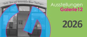 Ein blauer und rosa Pfeil zeigt nach links und führt zu einem Eingang eines Gebäudes mit einer großen Glastür und einem Fenster, die Worte 'Ausstellung Galerie 202' auf einem grünen Hintergrund.