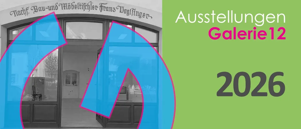 Ein blauer und rosa Pfeil zeigt nach links und führt zu einem Eingang eines Gebäudes mit einer großen Glastür und einem Fenster, die Worte 'Ausstellung Galerie 202' auf einem grünen Hintergrund.