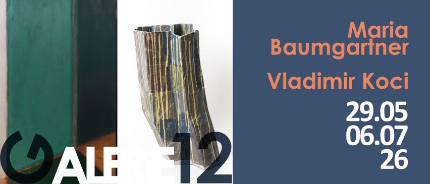 Eine große Vase aus Papier mit blauen und gelben Streifen, auf weißem Hintergrund präsentiert.