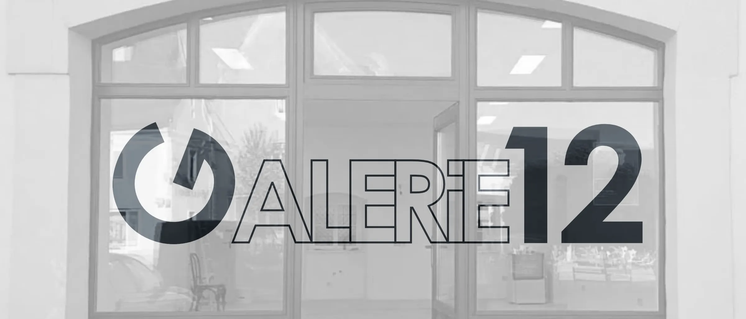 Ein Bild eines Gebäudes mit großen Fenstern und dem prominenten Wort 'ALERT'. Die Fenster reflektieren eine verschwommene Außenszene.