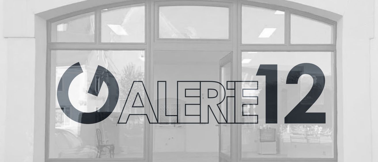 Ein Bild eines Gebäudes mit großen Fenstern und dem prominenten Wort 'ALERT'. Die Fenster reflektieren eine verschwommene Außenszene.