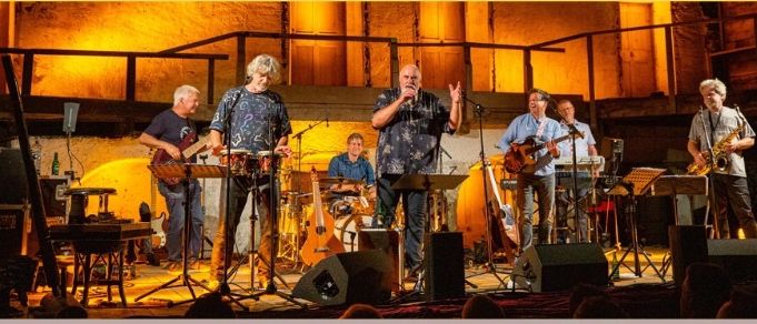 Plakat für eine Musikveranstaltung mit Querschlaeger. Das Event findet am 5. Juli um 19:30 im Kastenhof statt. Tickets sind online erhältlich.