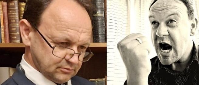 Ein Mann in Anzug und Krawatte liest ein Buch vor einem Bücherregal. Daneben zeigt ein Schwarz-Weiß-Bild einen Mann, der schreit und eine Faust hebt.