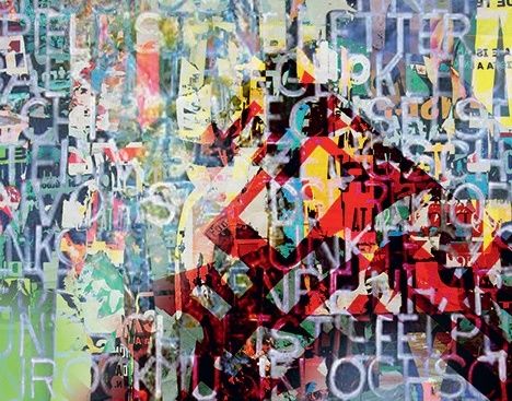 Ein abstraktes Gemälde mit kräftigen, sich überschneidenden Farben und verstreuten Buchstaben, die eine lebendige und chaotische Komposition bilden.