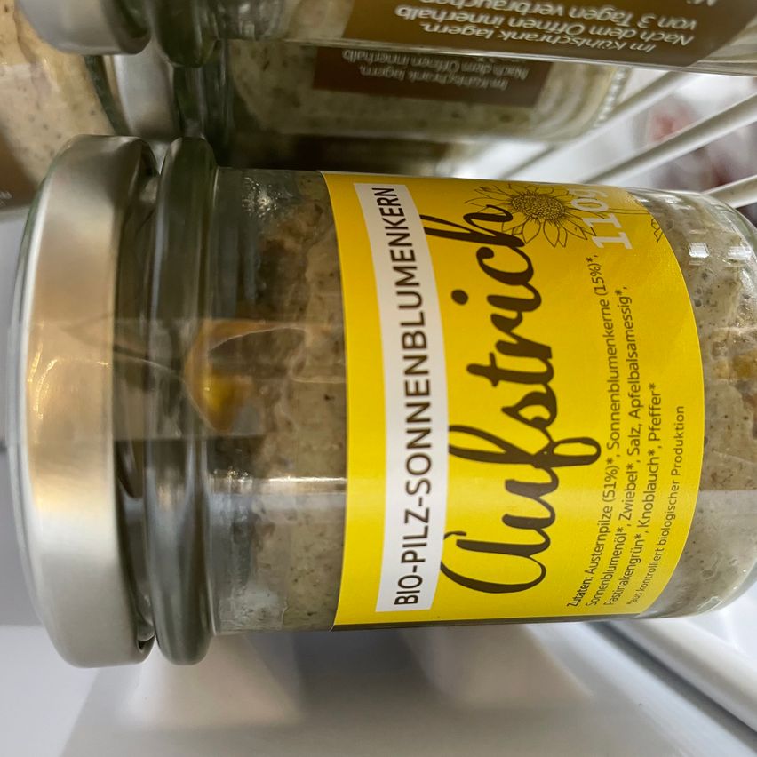 Ein Glas mit Bio-Sonnenblumenkernbutter steht im Regal, gekennzeichnet mit 'Kaltstracke' und Zutaten wie Sonnenblumenkernen, Salz und Pfeffer.