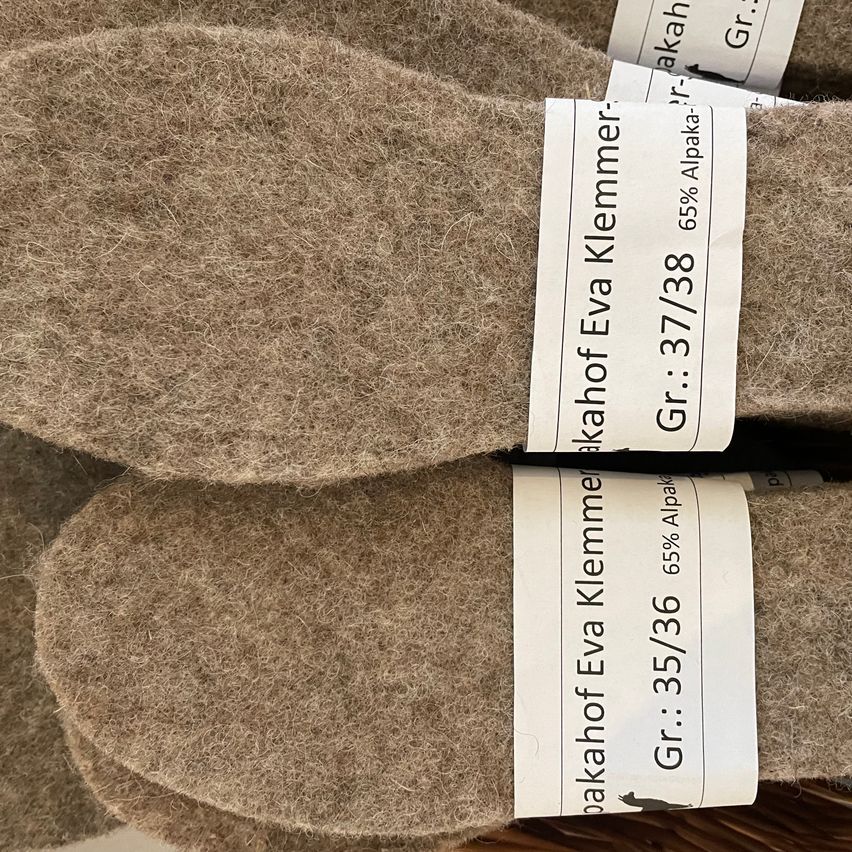 Zwei Paar Eva Klemmer Wollfilz-Einlagen. Eines ist Gr. 37/38 und das andere Gr. 35/36. Beide bestehen zu 65% aus Alpaka.