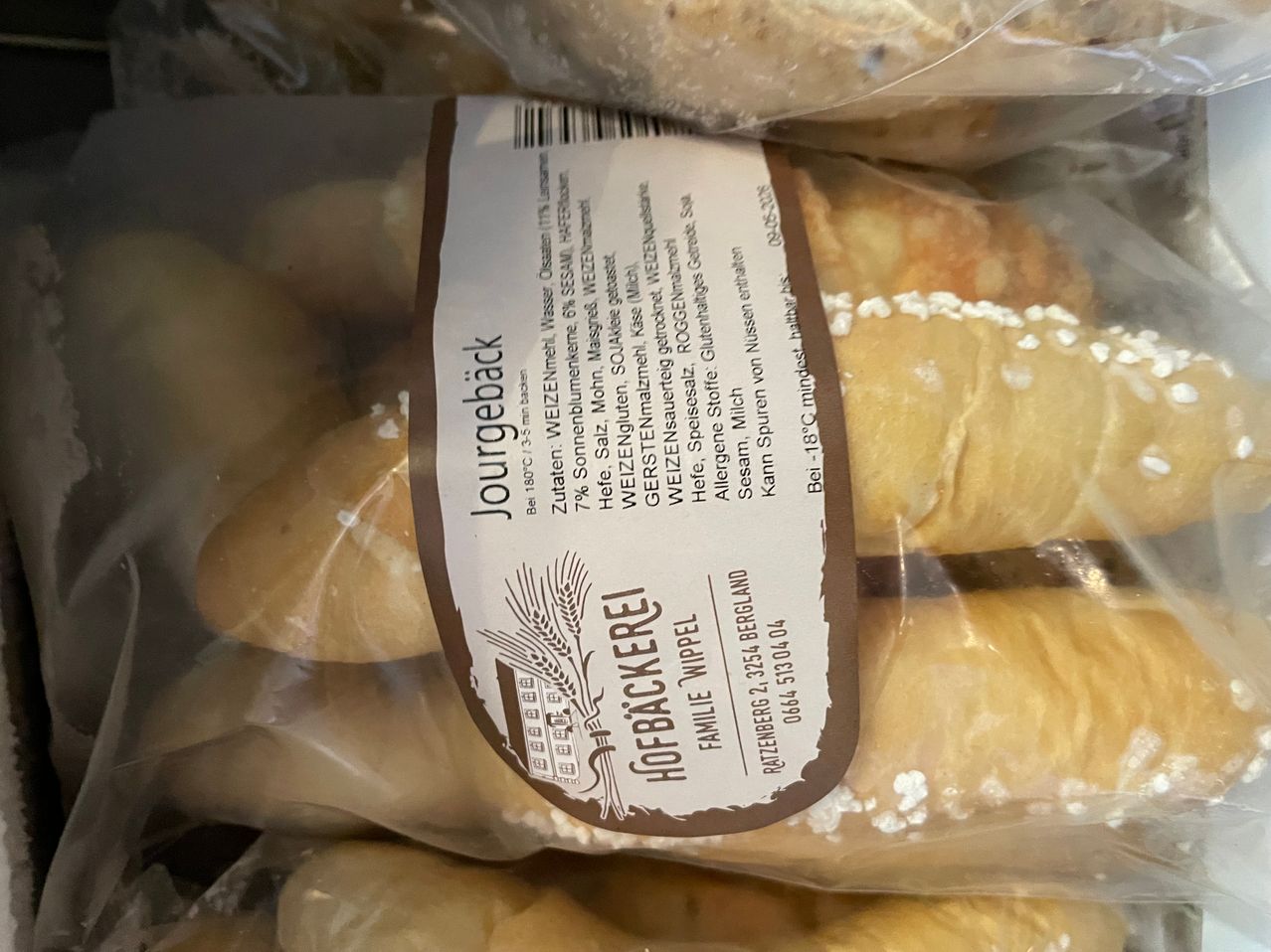 Verpackte Brezeln mit Sesamkörnern obenauf. Sie sind als Weizenmehl-Brezel gekennzeichnet und stammen von einer Bäckerei in Deutschland.