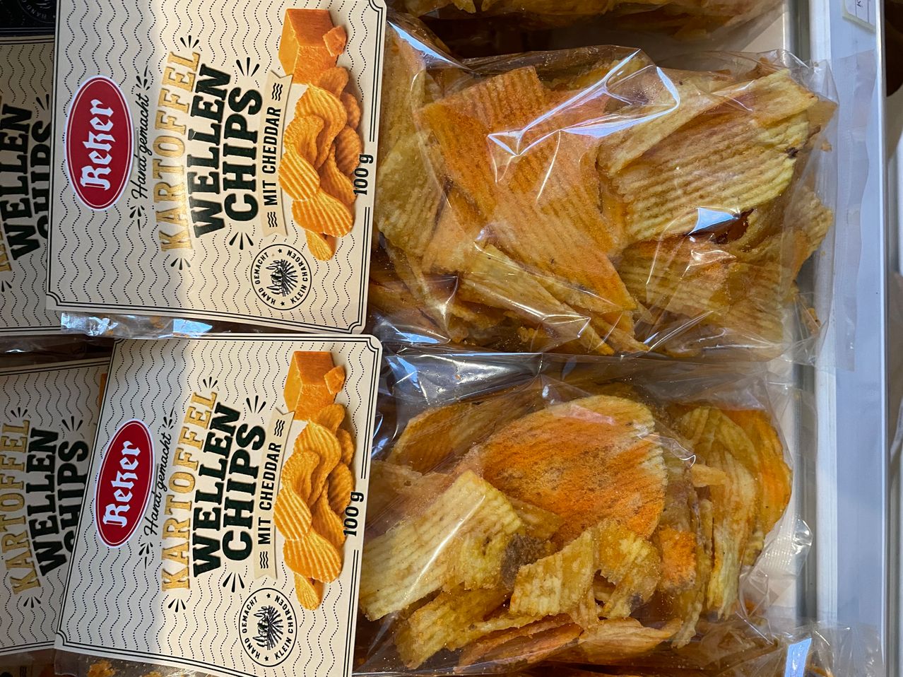 Reker Kartoffel Wellen Chips mit Cheddar, handgemacht, 100g, in Plastik verpackt