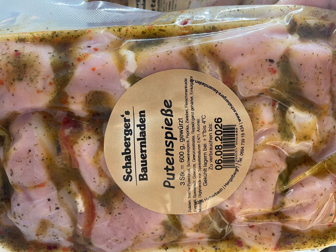 Ein Nahaufnahme eines vakuumverpackten Pakets marinierter Putenbrust, mit einem Etikett, das 'Putenspärke' und einen Strichcode zeigt.