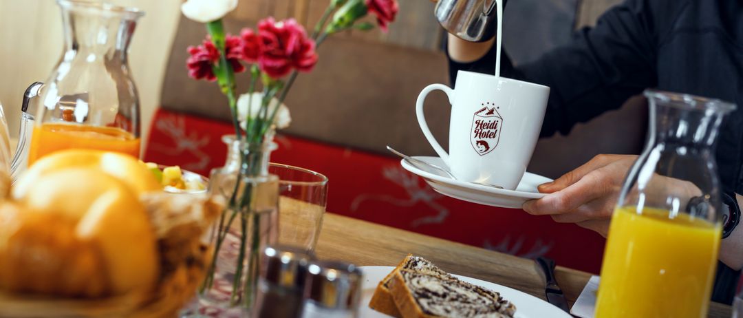 Bild enthält, Brunch, Food, Beverage, Coffee, Coffee Cup, Bread, Cooking, Pouring Food, Knife, Weapon