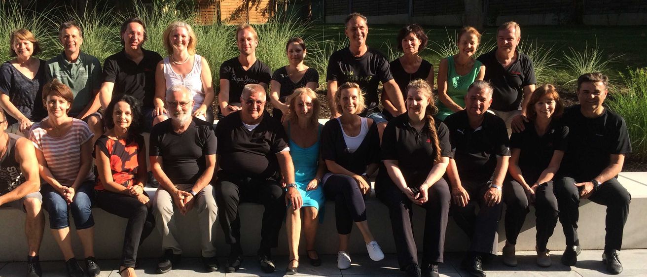 Bild enthält, People, Photography, Portrait, Pants, Blouse, Grass, Park, Vegetation, Tree, Shoe