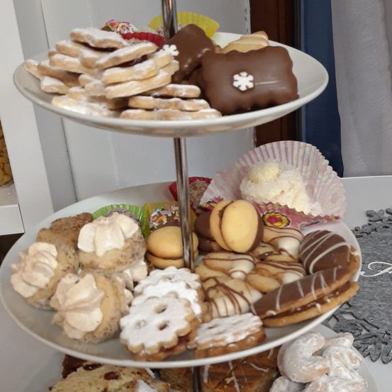 Bild enthält, Cream, Dessert, Food, Icing, Sweets, Plate, Meal, Bread, Ice Cream, Shop