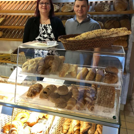 Bild enthält, Adult, Female, Person, Woman, Shop, Male, Man, Bread, Face, Bakery