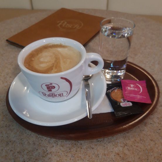 Bild enthält, Saucer, Cup, Beverage, Coffee, Coffee Cup, Cutlery, Spoon, Latte