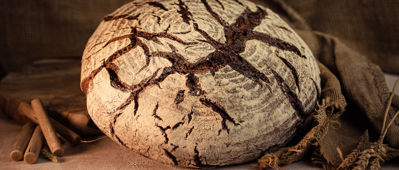 Bild enthält, Bread, Food, Wood, Fruit, Plant, Produce, Face, Head, Person
