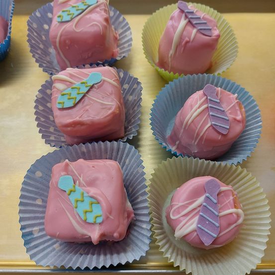 Bild enthält, Cream, Dessert, Food, Icing, Cake, Cupcake, Frozen Yogurt, Plate, Birthday Cake, Pork