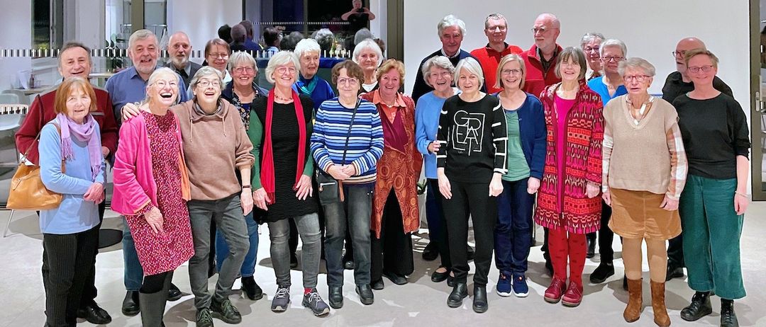 Bild enthält, Groupshot, Person, People, Adult, Female, Woman, Male, Man, Shoe, Jeans