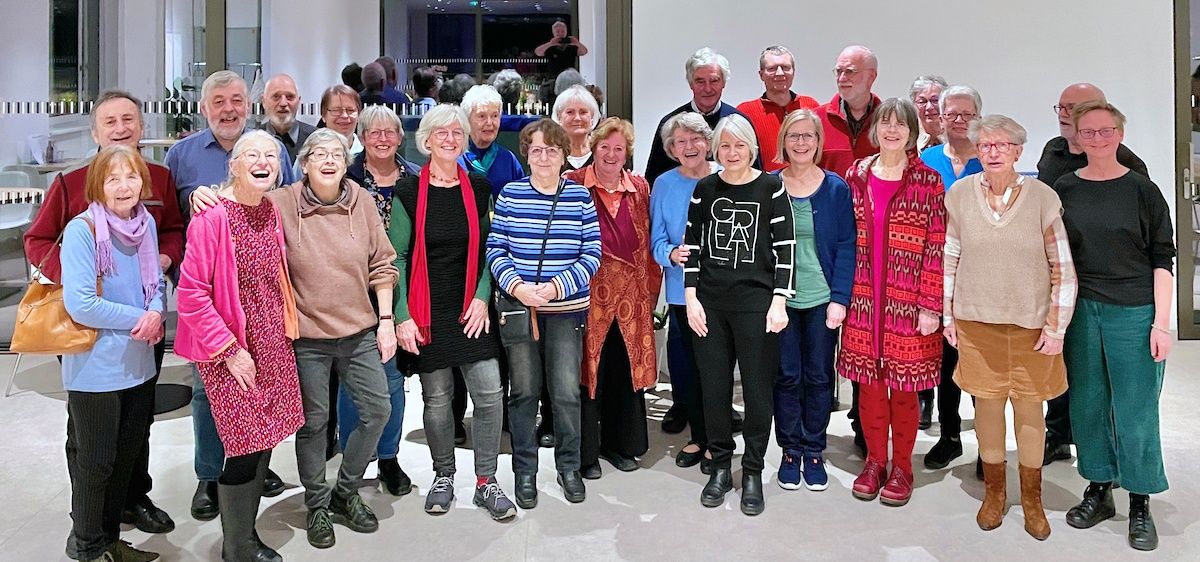 Bild enthält, Groupshot, Person, People, Adult, Female, Woman, Male, Man, Shoe, Jeans