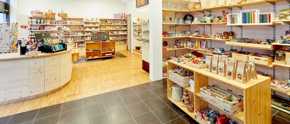 Bild enthält, Shop, Architecture, Building, Indoors, Shelf, Market, Handbag, Grocery Store, Supermarket, Floor