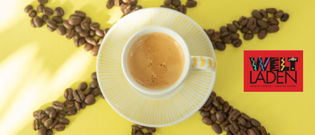 Eine Tasse Kaffee mit Untertasse, umgeben von Kaffeebohnen in einem Sonnendesign auf gelbem Hintergrund. Das Logo Welt Laden ist sichtbar.