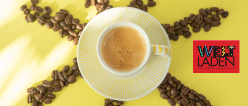 Eine Tasse Kaffee mit einer Untertasse und Kaffeebohnen in Sternform angeordnet auf einem gelben Hintergrund. Das Bild enthält einen roten Rand und ein Logo.