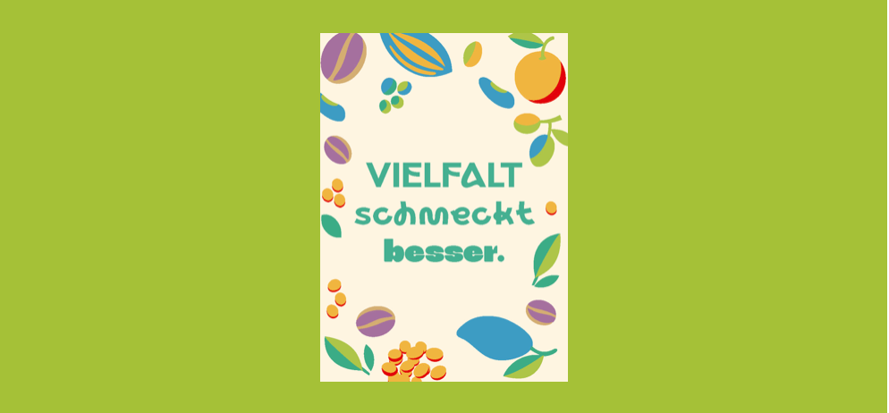 Poster mit grünem Hintergrund, verschiedene farbige Früchte und Bohnen. Der Text lautet 'VIELFALT SCHMECKT BESSER' in großen Buchstaben.