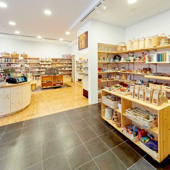 Bild enthält, Shop, Shelf, Indoors, Architecture, Building, Market, Grocery Store, Supermarket