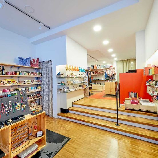 Bild enthält, Indoors, Shop, Architecture, Building, Market, Grocery Store, Supermarket, Person