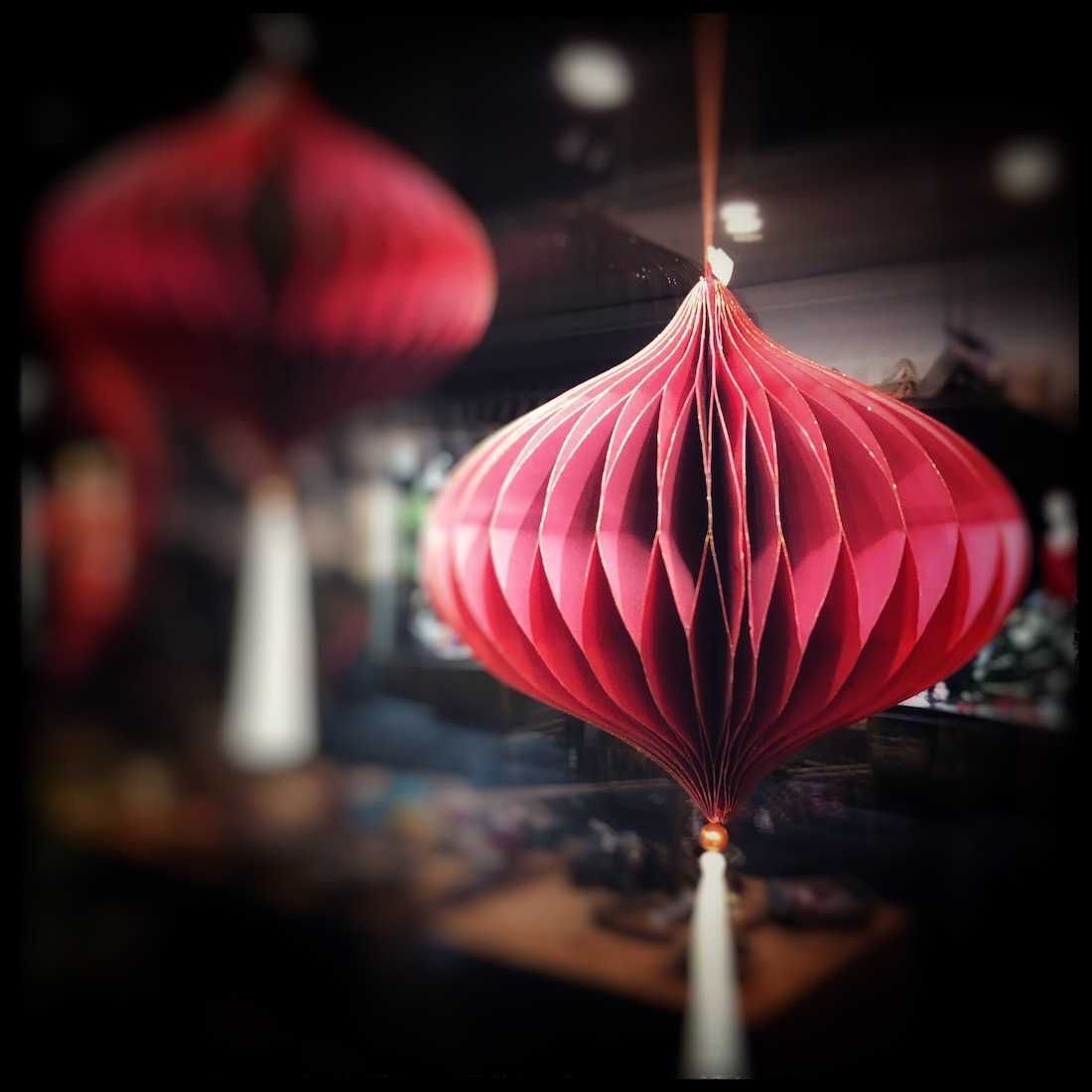 Bild enthält, Lamp, Lighting, Lantern, Candle, Art