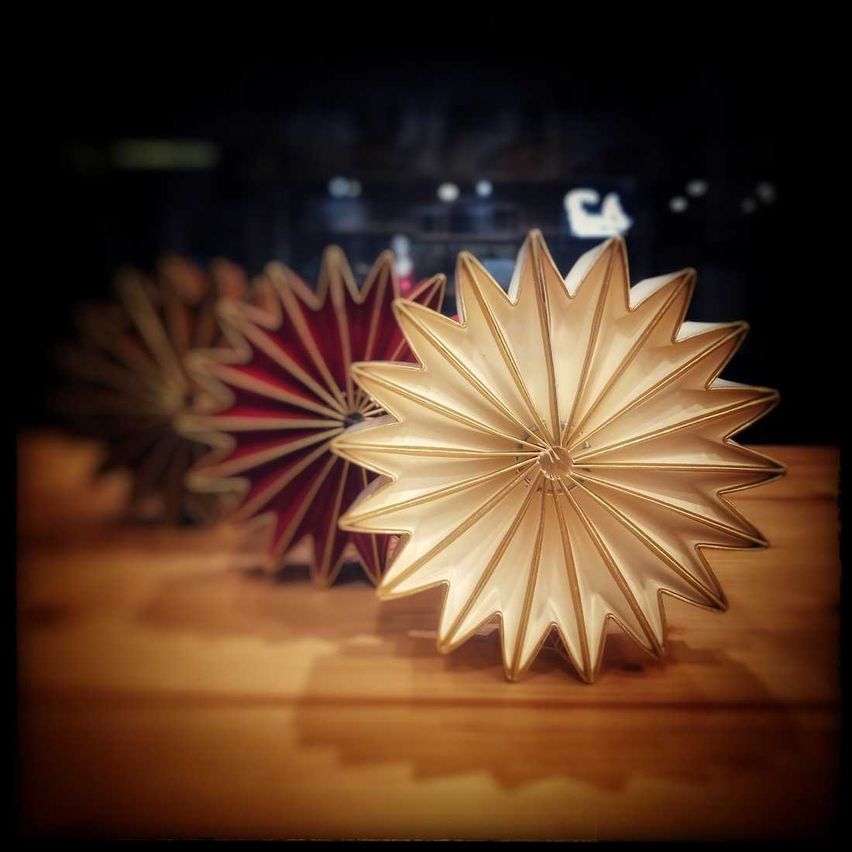 Bild enthält, Wood, Art, Indoors, Interior Design, Paper, Origami, Star Symbol, Symbol, Handicraft