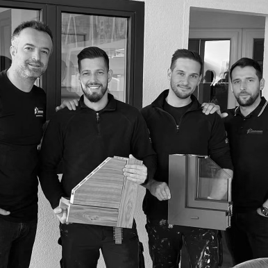 Bild enthält, People, Person, T-Shirt, Adult, Male, Man, Pants, Box, Portrait, Carton