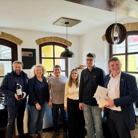 Bild enthält, Groupshot, Person, People, Adult, Female, Woman, Male, Man, Coat, Jacket