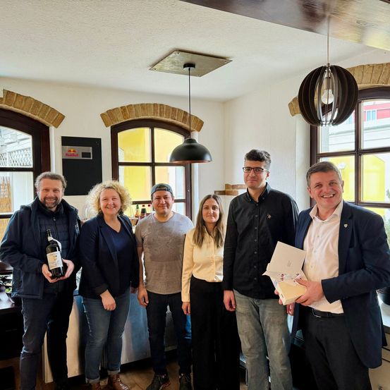 Bild enthält, Groupshot, Person, People, Adult, Female, Woman, Male, Man, Coat, Jacket