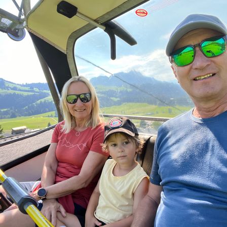 Bild enthält, Accessories, Sunglasses, Person, Photography, Portrait, Baseball Cap, Cap, Glasses, Hat, T-Shirt