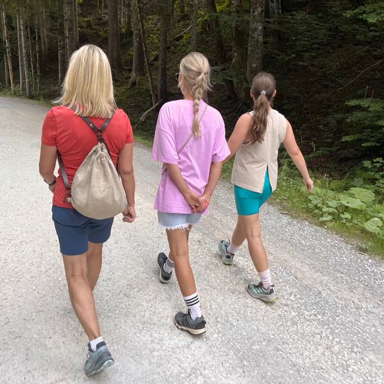 Bild enthält, Person, Walking, Shorts, Vegetation, Child, Female, Girl, Path, Teen, Hiking