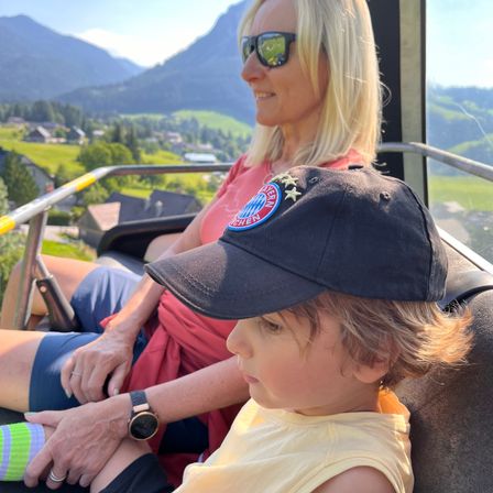 Bild enthält, Adult, Female, Person, Woman, Baseball Cap, Cap, Hat, Portrait, Sunglasses, Blonde