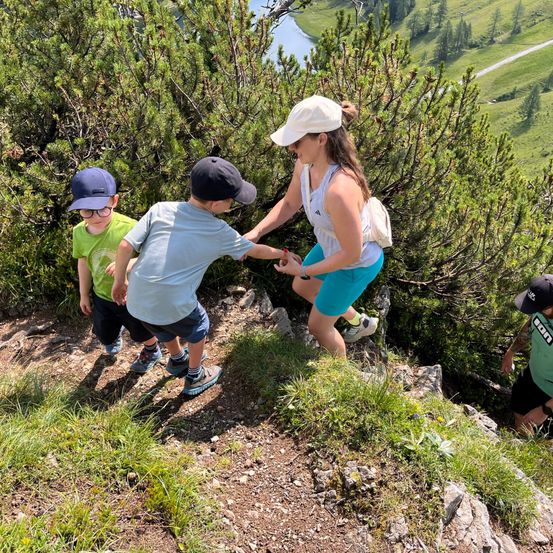 Bild enthält, Hiking, Person, Vegetation, Hat, Boy, Child, Male, Wilderness, Bag, Path