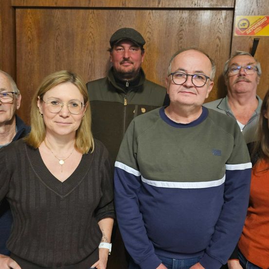 Bild enthält, Glasses, People, Person, Photography, Portrait, Pants, Blouse, Jacket, Adult, Man