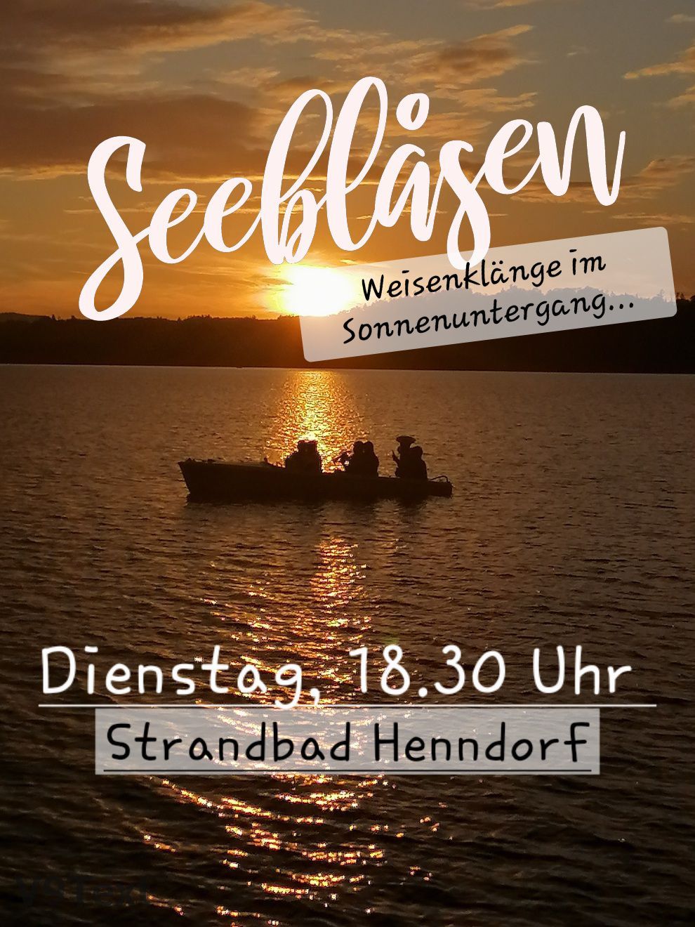 Ein Sonnenuntergang mit einem Boot auf einem See, mit einem Banner in Deutsch, das auf eine Seeblasen-Veranstaltung um 18:30 Uhr am Dienstag am Strandbad Henndorf hinweist.