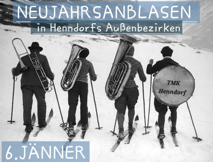Ein Schwarz-Weiß-Foto zeigt vier Musiker, die im Schnee Ski fahren. Sie tragen Musikinstrumente: Posaune, Tuba und eine Trommel. Das Bild hat Textüberlagerungen, die 'Neujahrsblasen in Henndorfs AuBenbezirken' und '6.Jänner' anzeigen.