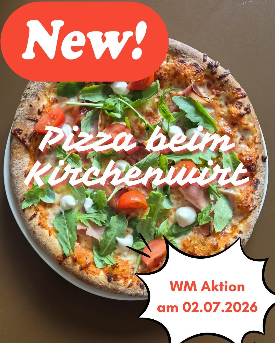 Neue Pizza bei der Küchenparty. Pizza belegt mit Tomaten, Käse, Rucola und Schinken. Ein roter Aufkleber sagt 'Neu!' Eine weiße Sprechblase sagt 'WM Aktion am 02 07 2026'.