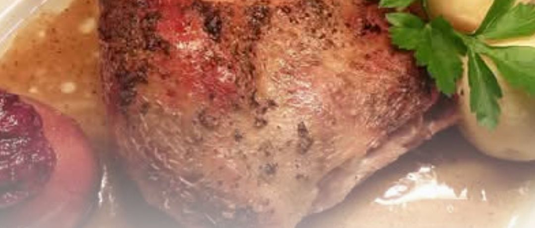 Eine gebratene Ente steht auf einem Teller mit Soße, garniert mit Petersilie. Es wird von Kartoffeln und einer Cranberry begleitet. Das Bild enthält einen Zeitplan vom 8. November um 12:00 bis 9. November um 17:00.